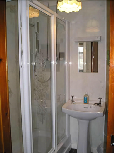 Bathroom 5, The Bridge Inn, Cumbria