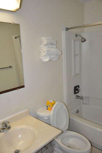 Bathroom 5, Heritage Inn, Jefferson