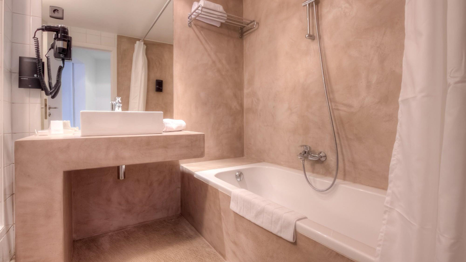 Bathroom 4, Saint James, Hainaut