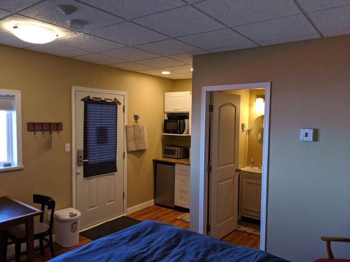 Bedroom 4, Nimpkish Hotel, Mount Waddington