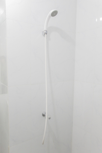 Bathroom 5, Comfort Studio Apartment at Urban Heights Residences By Travelio, Tangerang Selatan
