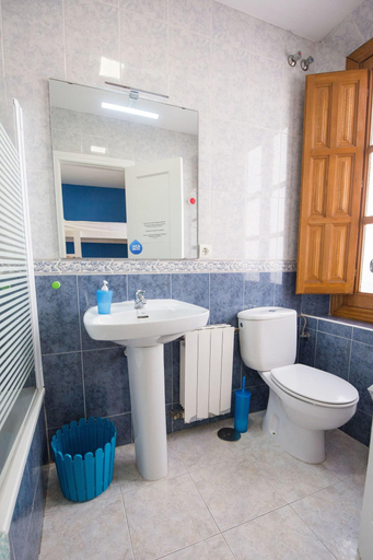 Bathroom 4, Oh My Hostel, Granada