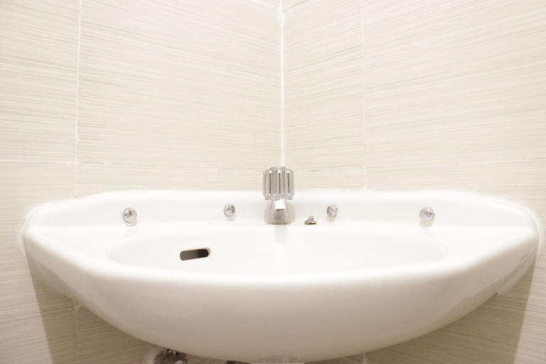 Bathroom 4, Cozy and Modern 1BR Apartment at Gateway Pasteur By Travelio, Bandung