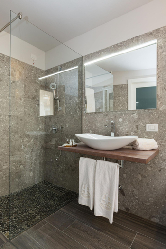 Bathroom 5, Pace 1954 Hotel, Trento