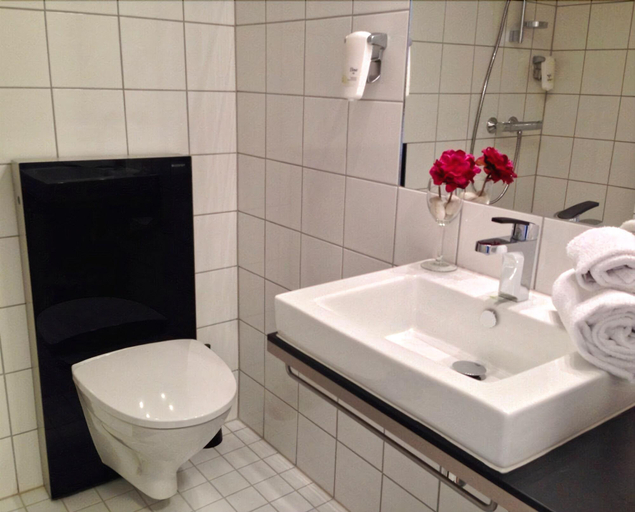 Bathroom 5, Reenskaug Hotel, Frogn