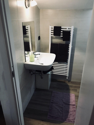 Bathroom 5, Sally's B&B, Massa Carrara