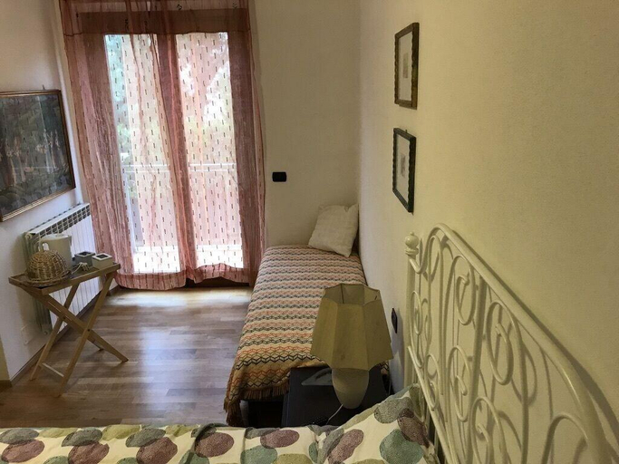 Bedroom 2, Sally's B&B, Massa Carrara