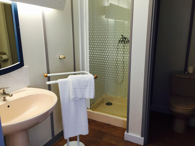 Bathroom 4, Hôtel Marjolaine, Charente