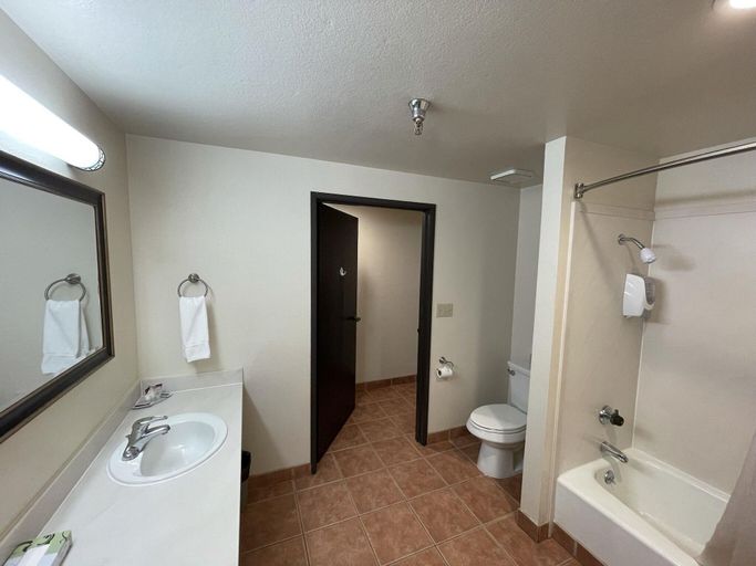 Bathroom 4, Oakridge Inn, Ventura