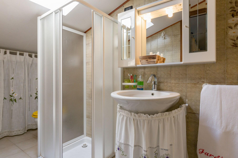 Bathroom 4, Au Jardin Fleuri, Verona