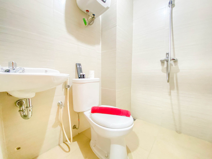 Bathroom 5, Cozy & Homey 1BR at Gateway Pasteur Apartment By Travelio, Bandung