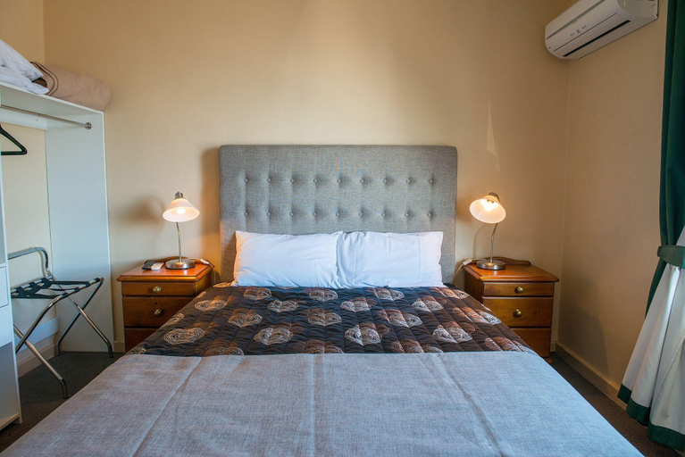 Bedroom 2, Tailem Bend Riverside Hotel, The Coorong