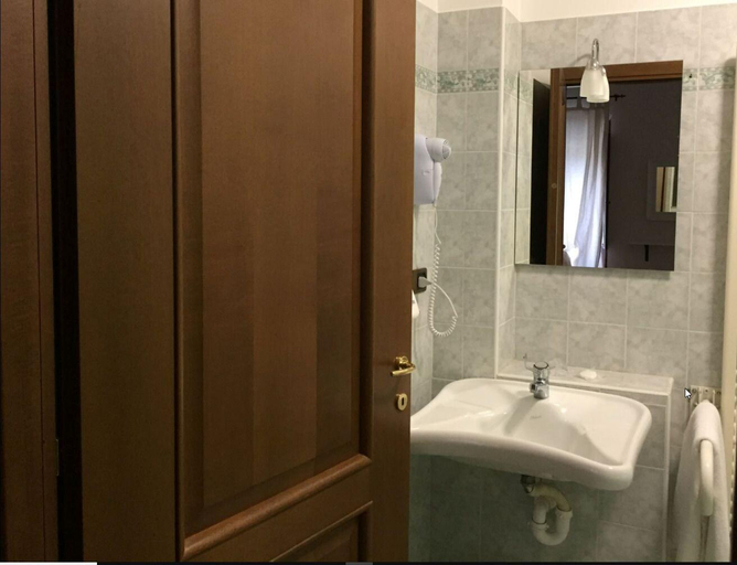 Bathroom 4, Hotel Martin, Torino