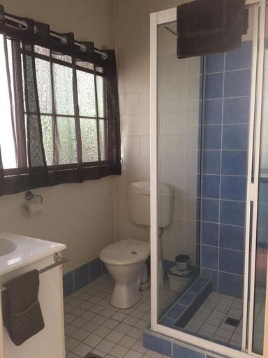 Bathroom 4, Birch Motel Bowen, Bowen