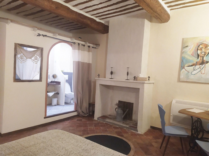 Bedroom 3, Face Au Lavoir, Vaucluse