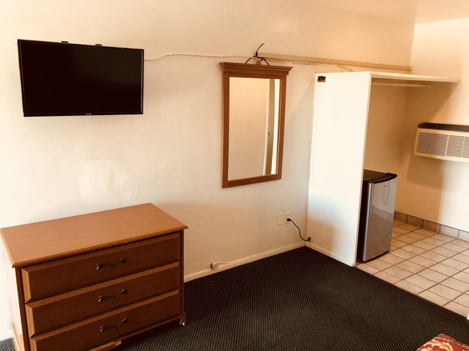 Bedroom 2, Sands Motel, San Bernardino
