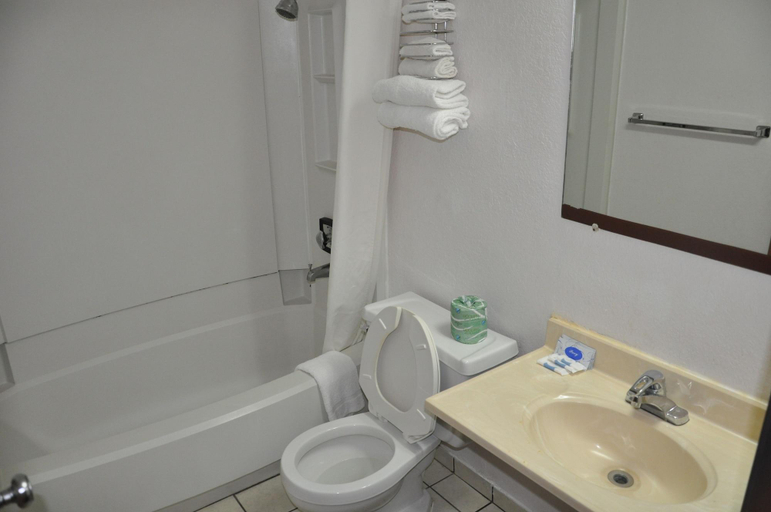 Bathroom 5, Heritage Inn, Jefferson
