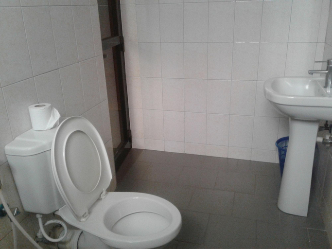 Bathroom 4, Fq Village Hotel, Ilala