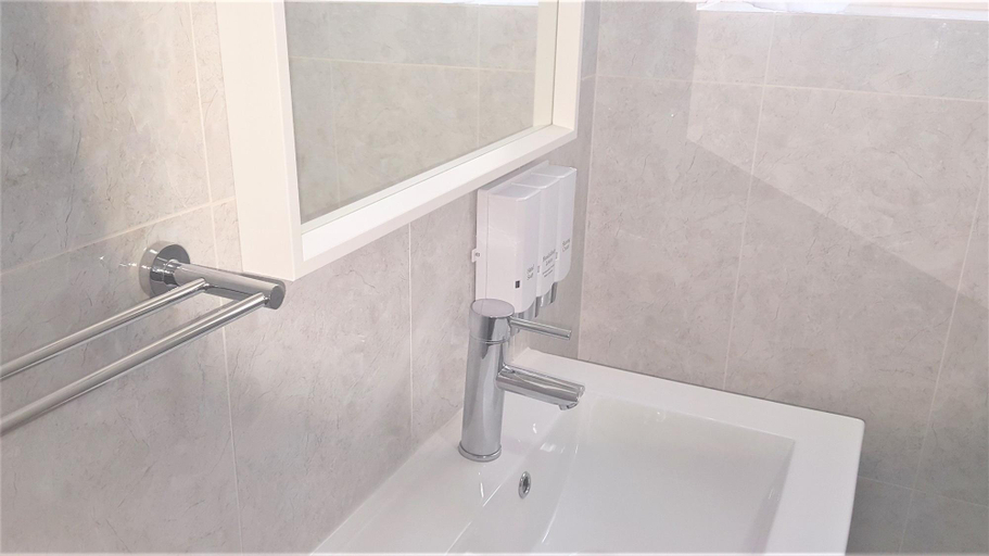 Bathroom 4, Hibiscus Lakeside Motel, Wyong - North-East