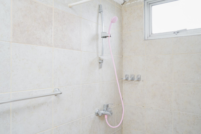 Bathroom 5, Spacey 2BR Apartment at Great Western Resort By Travelio, Tangerang