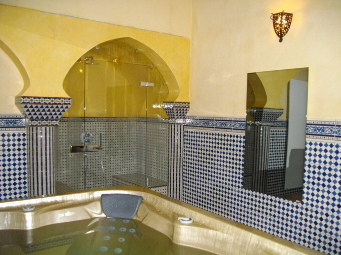 Bathroom 4, Hôtel la Tour Perrier, Gironde