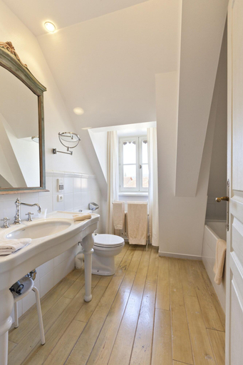 Bathroom 5, Relais et Châteaux - Château De Germigney, Jura
