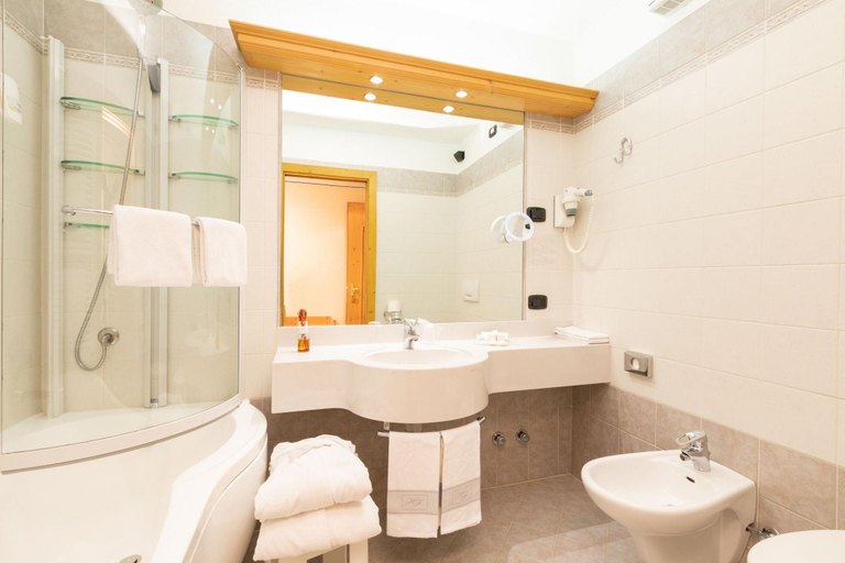 Bathroom 5, Hotel Flora, Sondrio