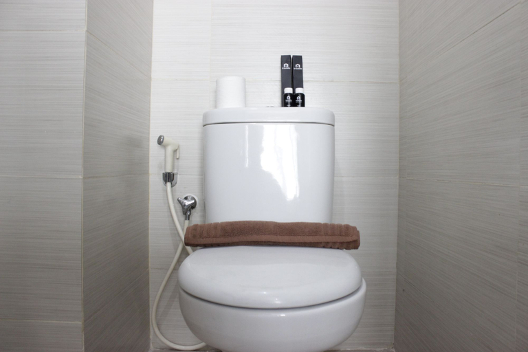 Bathroom 2, Gorgeous Studio Gateway Pasteur Apartment with Mountain View By Travelio, Bandung