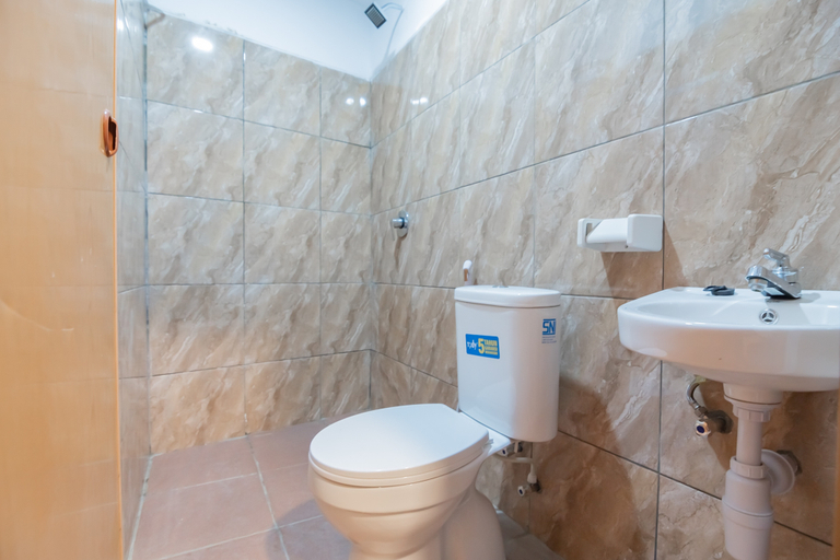 Bathroom 3, D'Valley View Lembang Mitra RedDoorz, Bandung