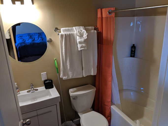 Bathroom 5, Nimpkish Hotel, Mount Waddington