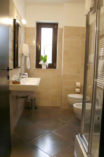 Bathroom 5, Hotel Castagneto, Potenza