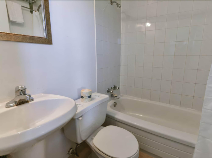 Bathroom 4, Skyview Motel, Dufferin