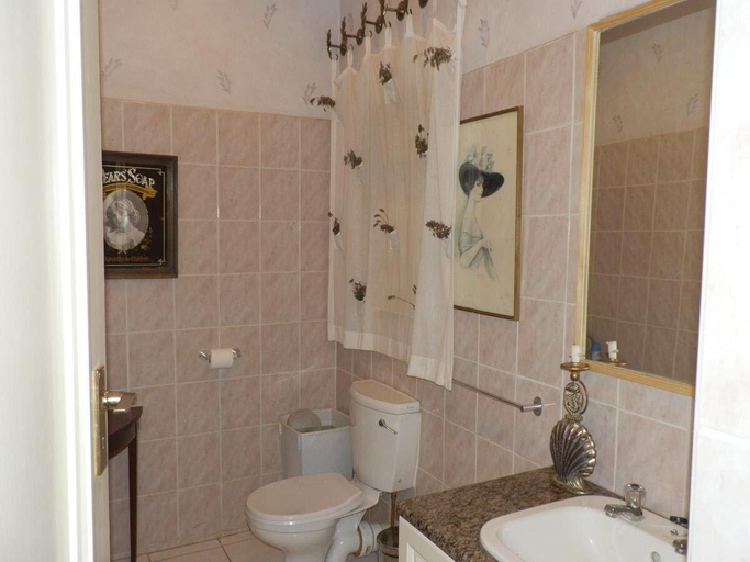Bathroom, 12 Fleetwood Lodge, Harare