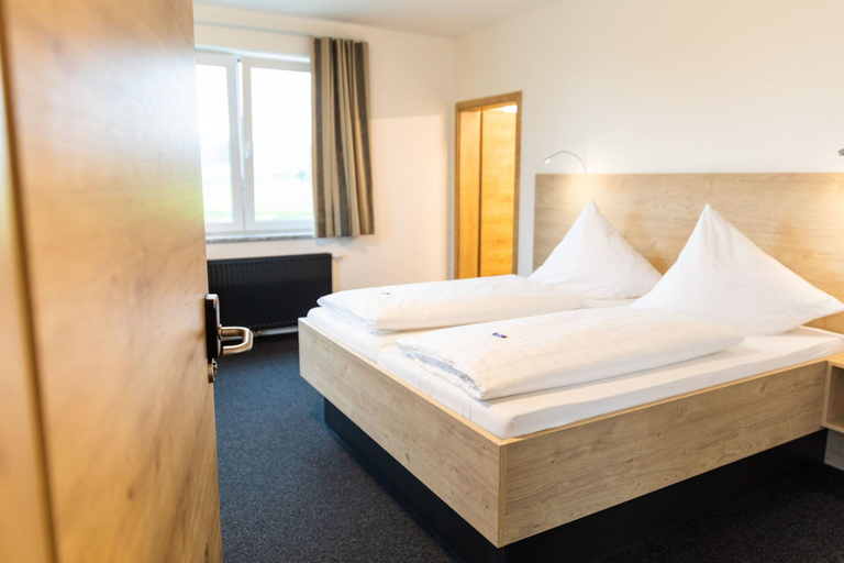 Bedroom 3, Gasthof Linde - Hotel Blum, Neu-Ulm