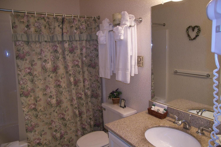 Bathroom 3, Cedar Crest Inn, Knox