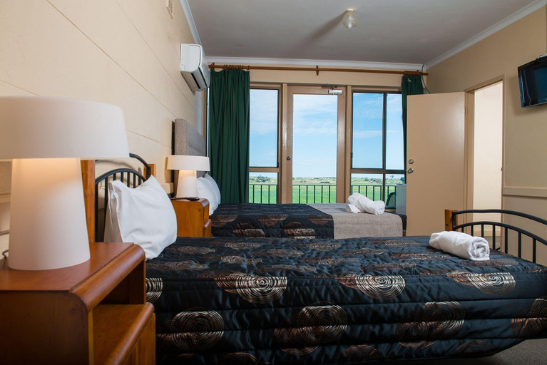 Bedroom 5, Tailem Bend Riverside Hotel, The Coorong