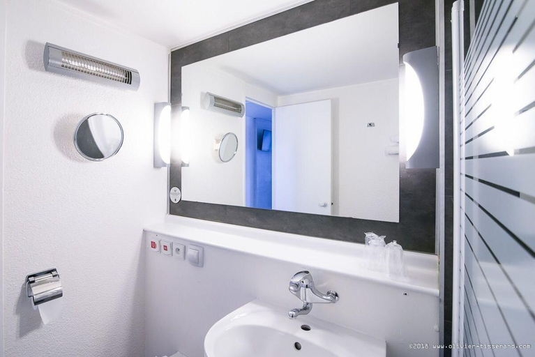 Bathroom 4, B&B Hotel Belfort Bessoncourt, Territoire de Belfort