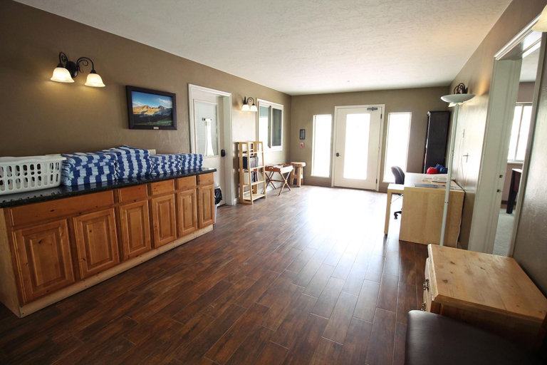 Public Area, Hidden Canyon Retreat, White Pine