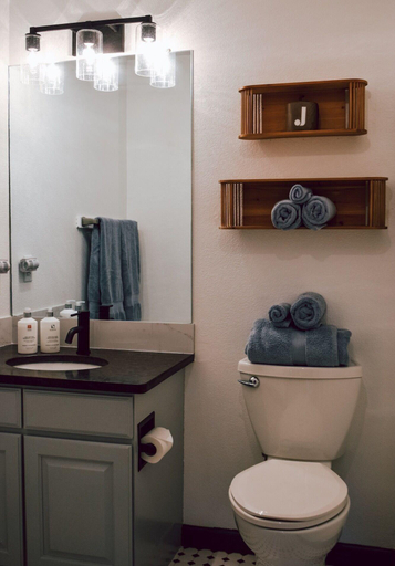 Bathroom 4, Juniper Mountain House, Jefferson