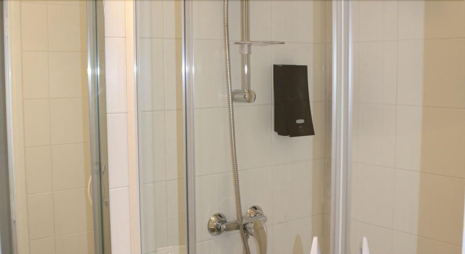 Bathroom 5, Hotel Opal'Inn, Pas-de-Calais