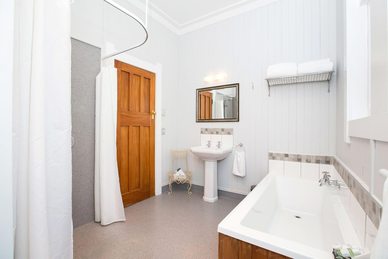 Bathroom 4, Tairoa Lodge & Cottage, South Taranaki