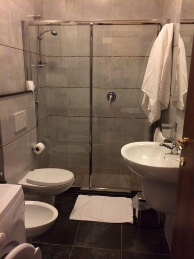 Bathroom 5, Hotel Corona Grossa, Torino