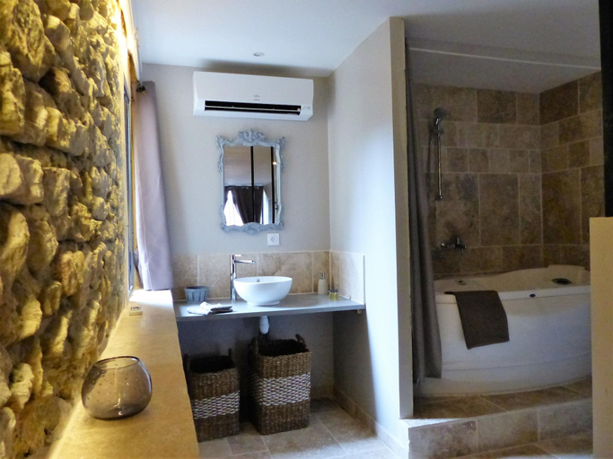 Bathroom 4, Restaurant La Fontaine de Rocoule, Drôme
