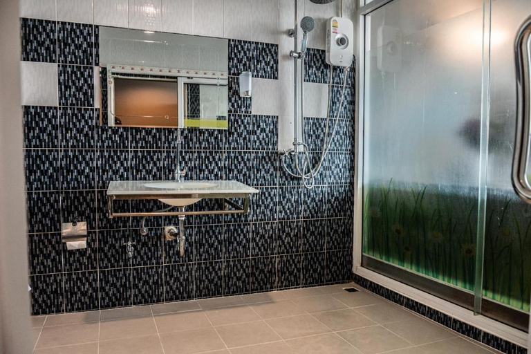 Bathroom 3, Anandpura Riverside Hotel, Khlong San