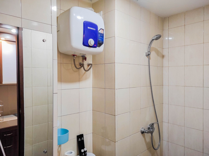 Bathroom 5, Homey and Comfy Studio at Vida View Makassar Apartment By Travelio, Makassar
