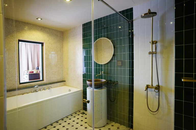 Bathroom 5, 4 Monkeys Hotel, Phra Nakhon