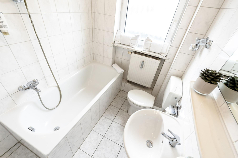 Bathroom 5, Hotel Fresh INN, München
