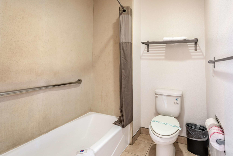 Bathroom 4, Motel 6 Gardena, CA - South, Los Angeles
