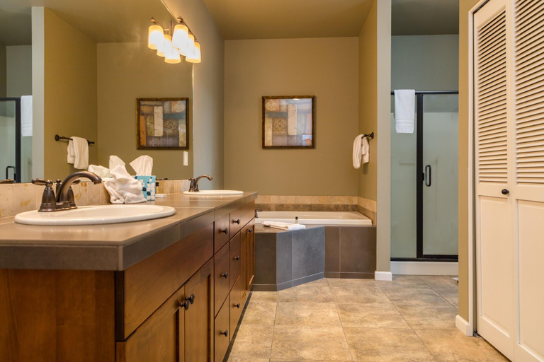 Bathroom 5, Running Y Ranch Resort, Klamath