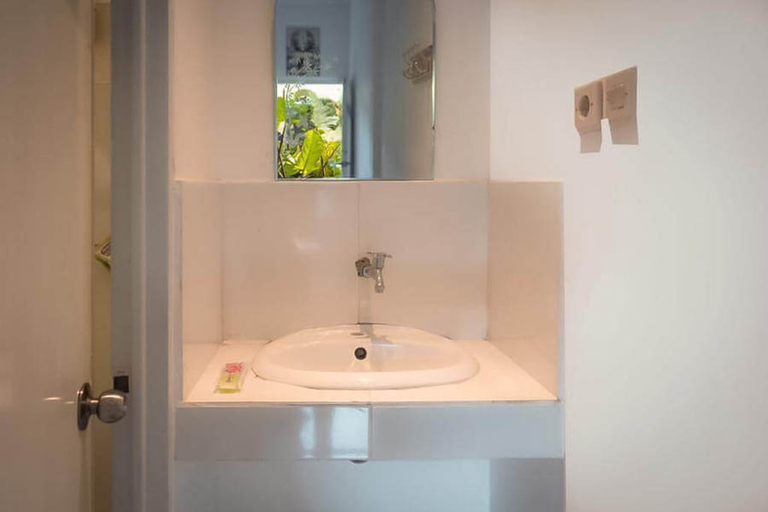 Bathroom 5, RedDoorz near RS Mitra Keluarga Depok, Depok